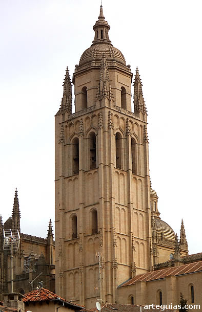 Poesía solidaria: «Catedral de Segovia: a la sombra de mi torre»