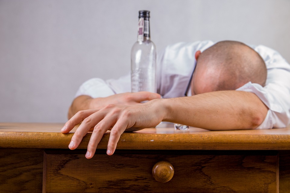 China prohíbe la publicidad de bebidas alcohólicas en televisión