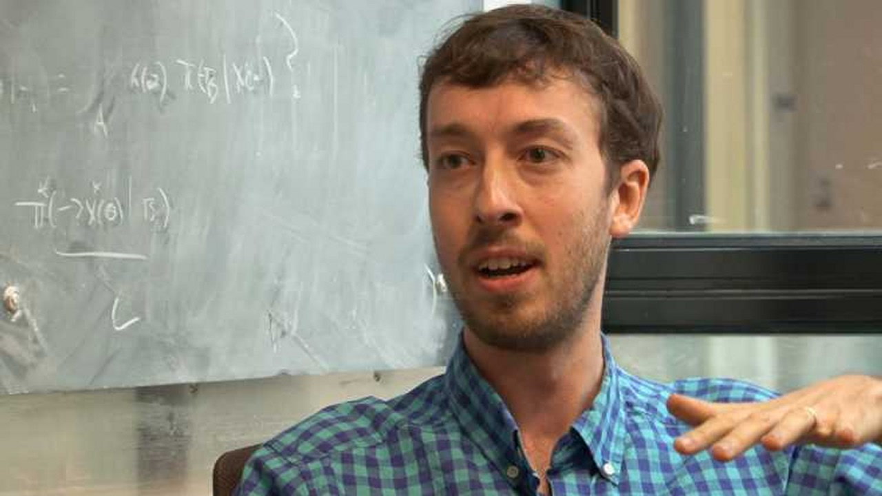 Jeremy England, profesor de Física en el MIT se queja: «Dan Brown no puede citarme para negar a Dios”