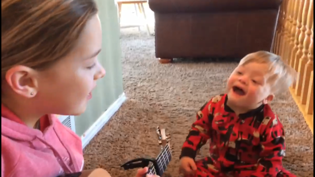 Lydia canta a su hermanito Bo, con síndrome de Down