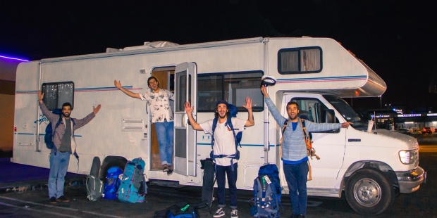 Cuatro amigos y una misión: transportar litros de esperanza y vida