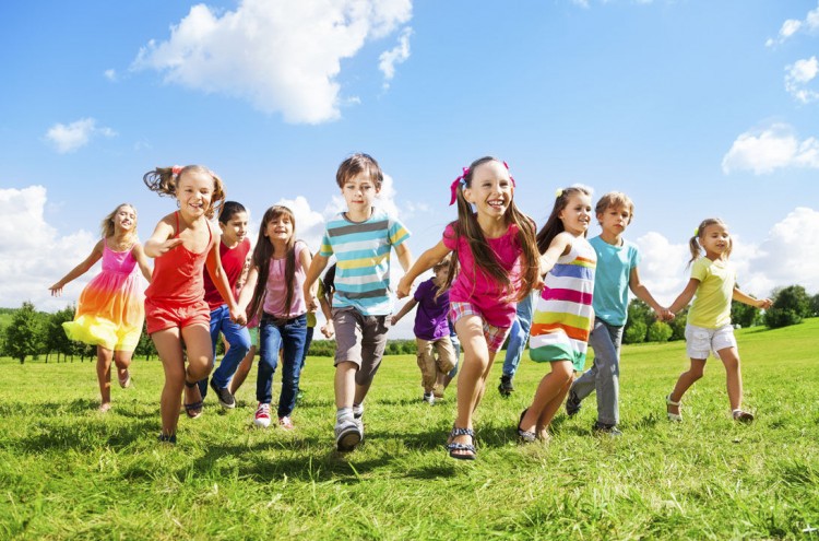 Los niños necesitan jugar al aire libre