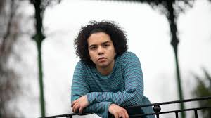 Chica “trans” arrepentida gana el juicio contra la clínica que la trató